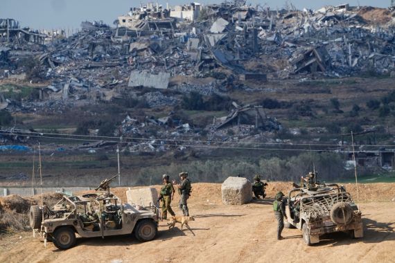 Soldados israelenses assumem posições perto da fronteira da Faixa de Gaza, no sul de Israel, sexta-feira, 29 de dezembro de 2023. O exército está lutando contra militantes palestinos em Gaza na guerra desencadeada pelo ataque do Hamas em 7 de outubro a Israel.  (Foto AP/Ariel Schalit)