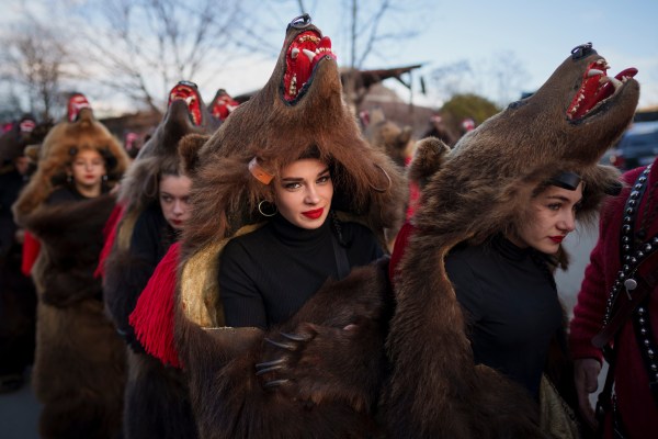 Снимки: Годишният фестивал на танцуващите мечки в Румъния за „прогонване на злите духове“