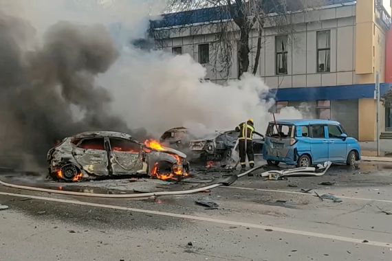 Belgorod'a yapılan saldırının ardından bir araba yanıyor.  Çok fazla duman var