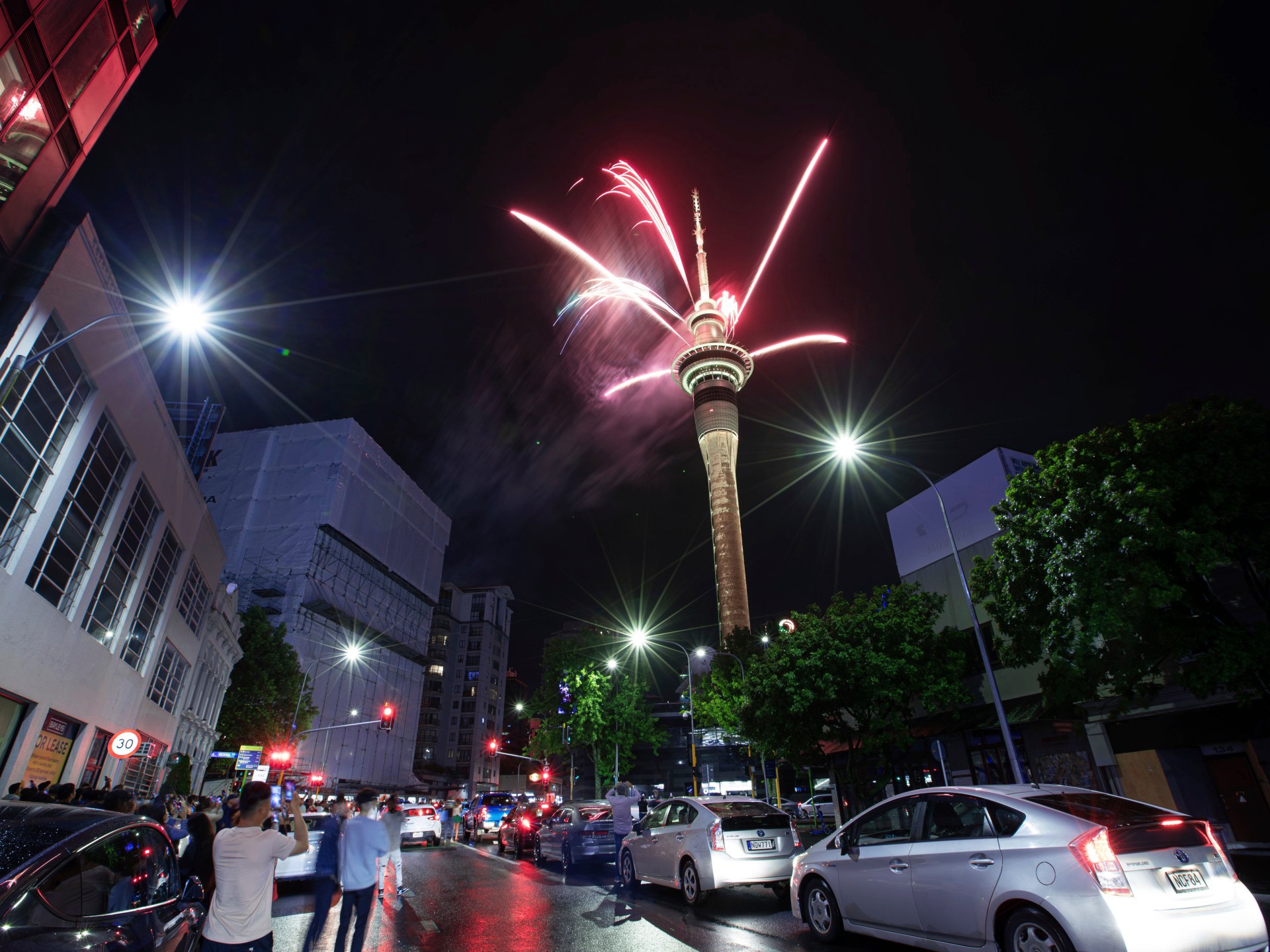 Il mondo accoglie il nuovo anno con fuochi d'artificio e preghiere  Notizia