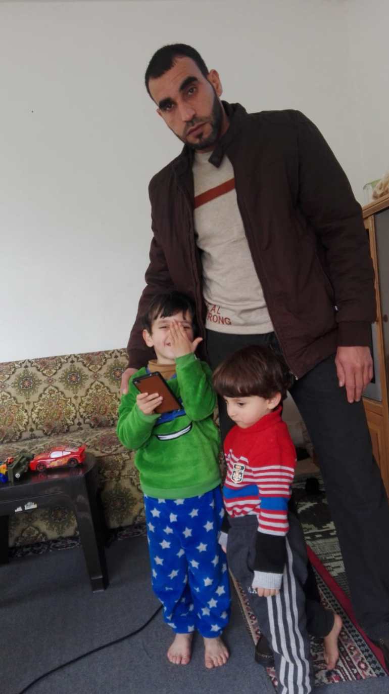 Anas Ali Al-Darwish, um dos outros três companheiros sírios de Ramy na sua viagem da Líbia para Espanha, com os seus dois filhos Tamim e Osama. Anas também desapareceu em 3 de janeiro de 2023. Foto cortesia de Anouar Mohammad Al-Darwish