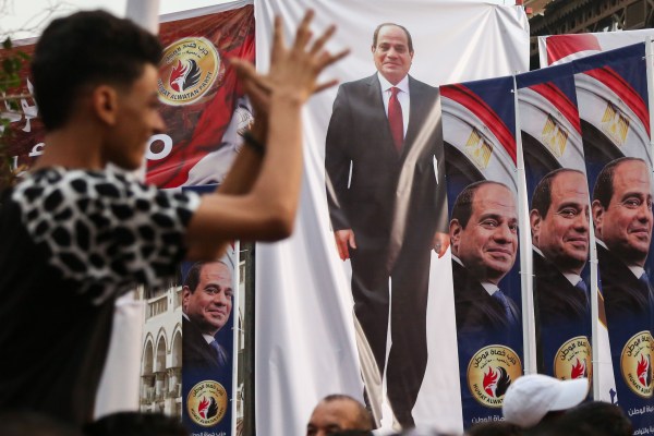 Президентът на Египет Абдел Фатах ел-Сиси се завръща пред урните,