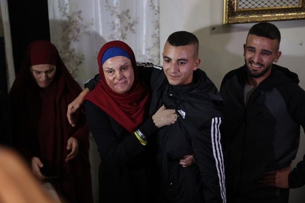 Тежко обгорена, но свободна, Исраа Джабис при освобождаването й от израелския затвор