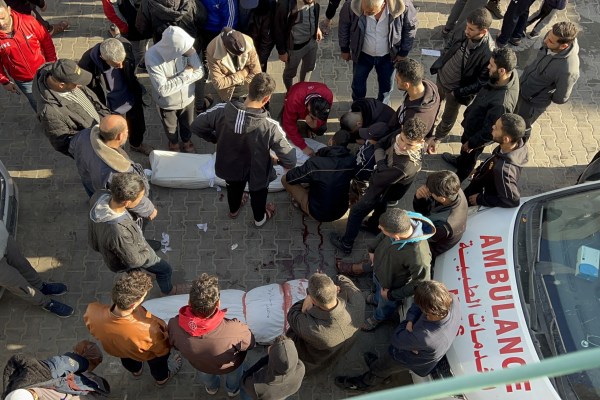 Израелските сили нахлуха в болницата Камал Адуан в Газа след дни на удари