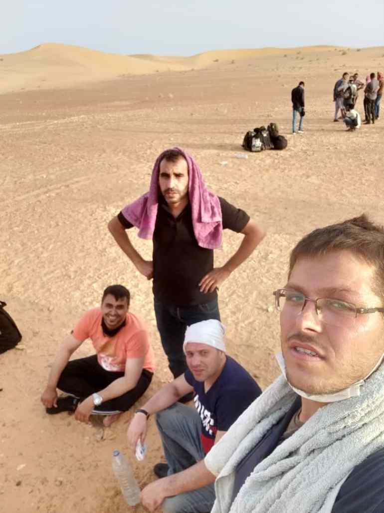 Anas Al-Darwish e dois outros companheiros sírios, Mohammad Al Jouf e Mohammad Kabarti.