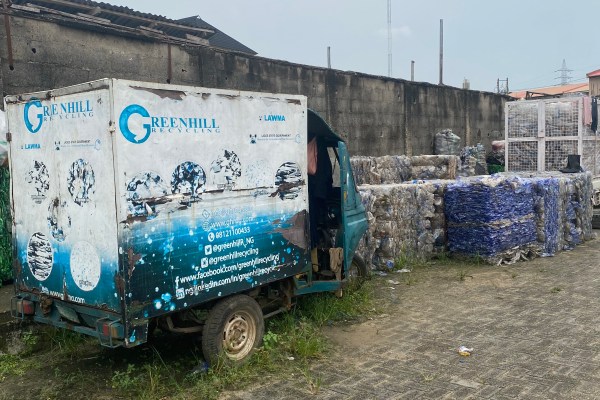 Намиране на решение: Нигерийски жени водят стремеж към повторно използване на пластмаси