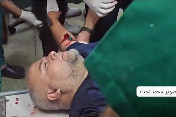 Двама журналисти от Al Jazeera Arabic бяха ранени докато отразяваха