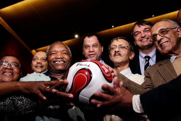Начин да кажем „ние ще победим“: Игра на футбол на остров Робен