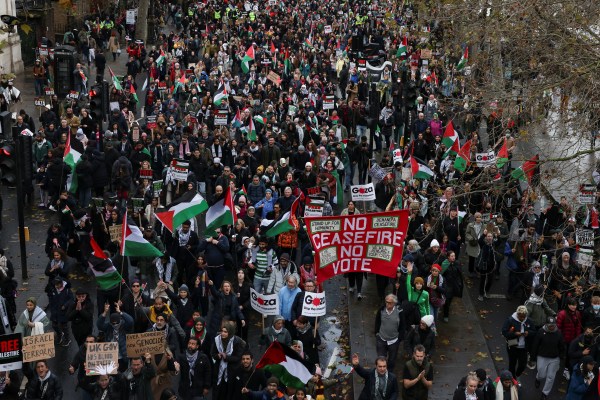 Десетки хиляди отново маршируват в Лондон, призовавайки за прекратяване на огъня в Газа