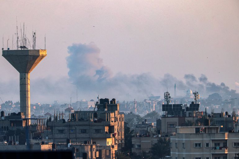 Uma foto tirada de Rafah mostra fumaça subindo sobre Khan Yunis, no sul da Faixa de Gaza, durante o bombardeio israelense em 30 de dezembro de 2023