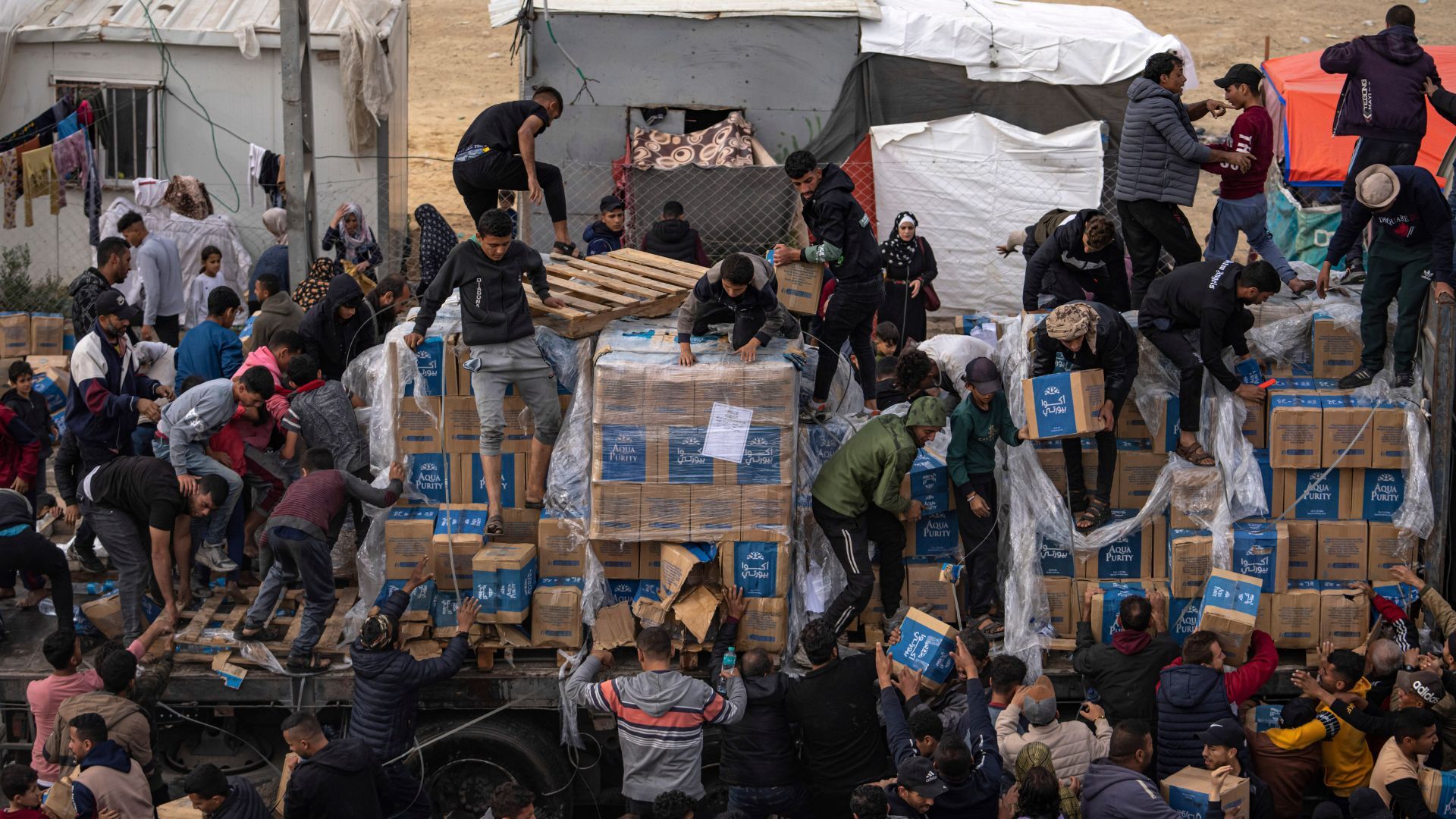 فلسطينيون يتضورون جوعا ينهبون شاحنات المساعدات مع تصاعد اليأس في رفح بغزة |  أخبار الصراع الإسرائيلي الفلسطيني