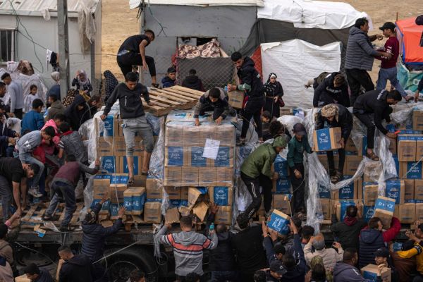 Гладуващи палестинци плячкосват камиони с хуманитарна помощ, докато отчаянието нараства в Рафах в Газа