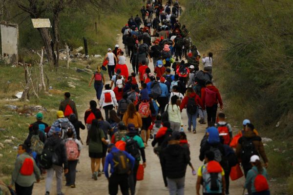 Преминаването на мигрантите на границата между САЩ и Мексико достигна