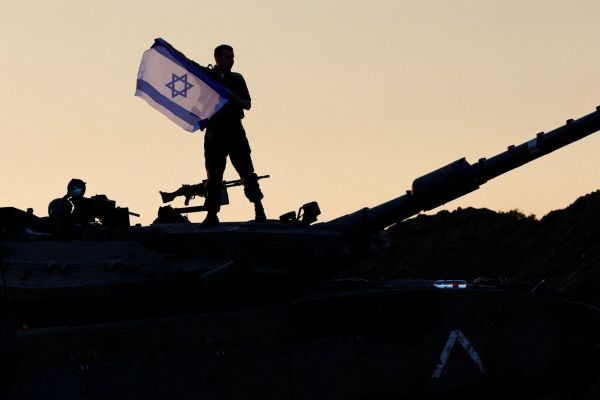 Израелската армия поднови нападението си срещу обсадената Ивица Газа след