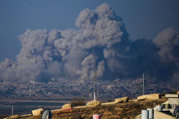 Израел поднови бомбардировките си над Газа, след като посредниците не