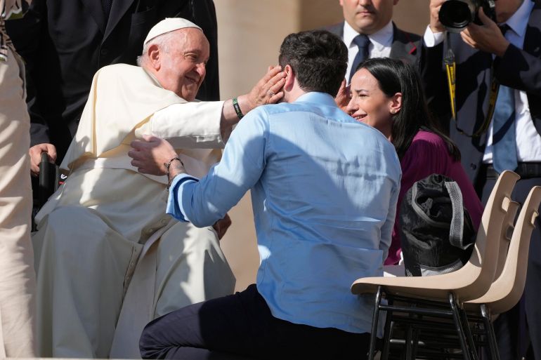 Casais recém-casados ​​se encontram com o Papa Francisco durante a audiência geral semanal na Praça de São Pedro, no Vaticano, em 11 de outubro de 2023. [AP Photo/Gregorio Borgia/File]