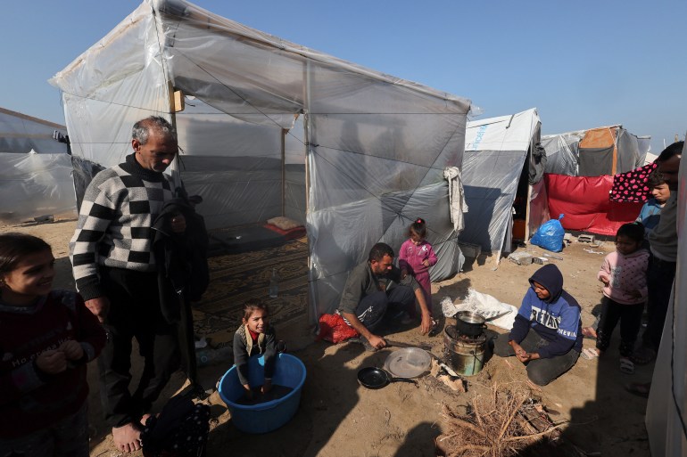 Displaced Palestinians, who fled their homes due to Israeli strikes, shelter in a tent camp, amid the ongoing conflict between Israel and the Palestinian group Hamas, in Rafah, southern Gaza Strip, December 29, 2023. [Reuters/Ibraheem Abu Mustafa]