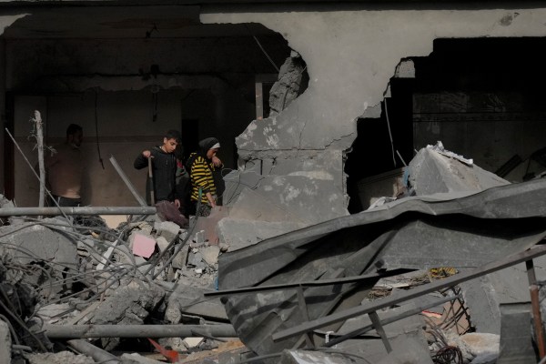 Близо 300 убити в Газа за 24 часа като Хамас, Нетаняху търговски заплахи