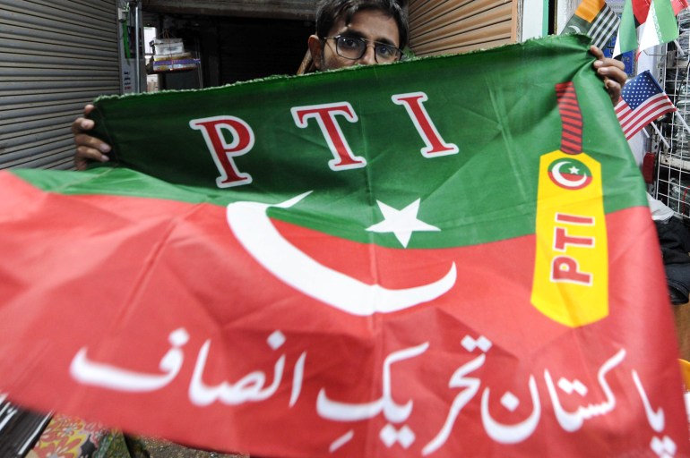 Pakistan Tehreek-e-Insaf, çarşamba günü mahkemenin partinin yaklaşan seçimlerde seçim sembolünü kullanmasına izin vermesiyle rahatladı.