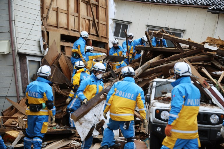 La policía registra casas derrumbadas en Wajima