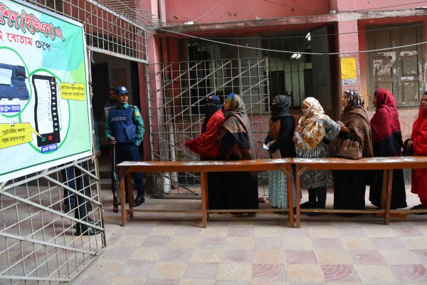 Избирателни кабини бяха подпалени в Бангладеш в навечерието на общите