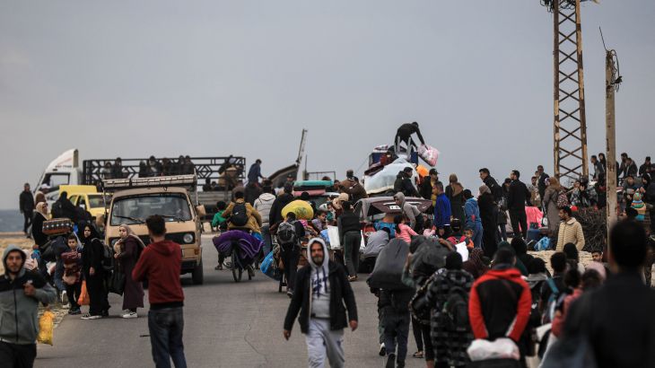 Displaced Palestinians flee Khan Younis, Gaza. [AbdelHakim Abu Riash/Al Jazeera]
