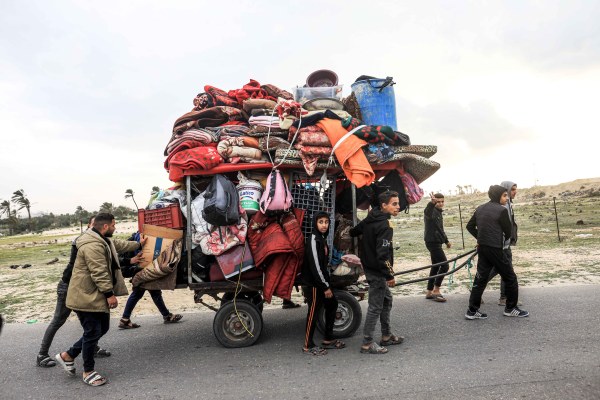 Стотици палестинци са избягали от южния град Хан Юнис в
