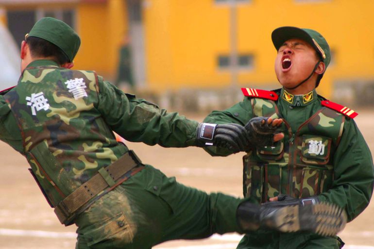 Çinli askerler, 10 Mart 2005'te Çin'in kuzeyindeki Hebei eyaletindeki bir askeri üste düzenlenen eğitim tatbikatına katıldılar. Çin ordusunu temsil eden milletvekilleri, Ulusal Halk Kongresi'nin devam eden toplantısında bilgi teknolojisi destekli savunma modernizasyonunu teşvik etme konusundaki fikir birliğini dile getirdi.  Resim 10 Mart 2005'te çekilmiştir. CHINA OUT REUTERS/Çin Haber fotoğrafı SUN/KY