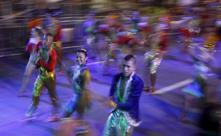 As ruas de Cali, na Colômbia, são um borrão de corpos enquanto dançarinos de salsa se contorcem e rodopiam em um desfile.