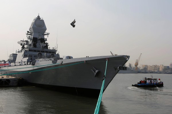 ВМС на Индия казват че техният военен кораб се придвижва