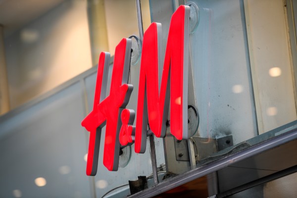 H&M, шведският моден гигант, оттегли реклама за училищно облекло след