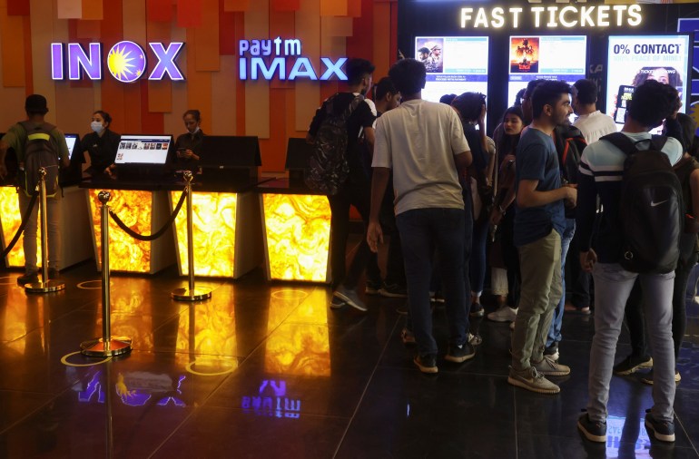 İnsanlar Hindistan'ın Mumbai kentindeki bir INOX sinemasında bilet almak için bekliyor, 29 Mart 2022. REUTERS/Francis Mascarenhas