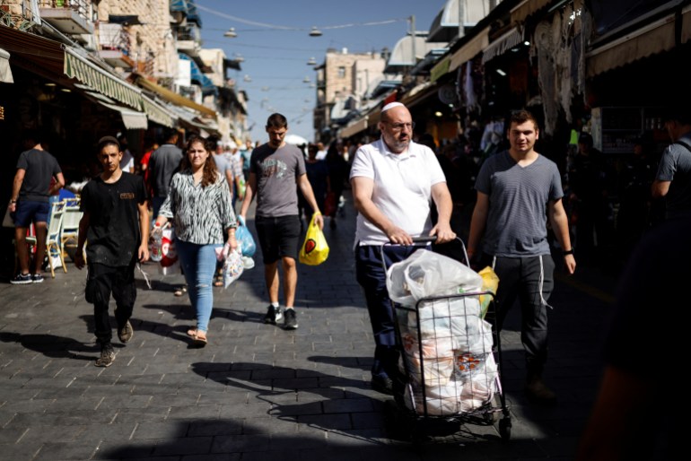 Alışveriş yapanlar yiyeceklerini Kudüs'teki Mahane Yehuda pazarından taşıyor