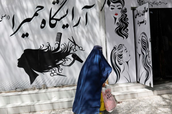 ООН „загрижени“ талибани, задържащи афганистански жени за нарушаване на правилата за облекло