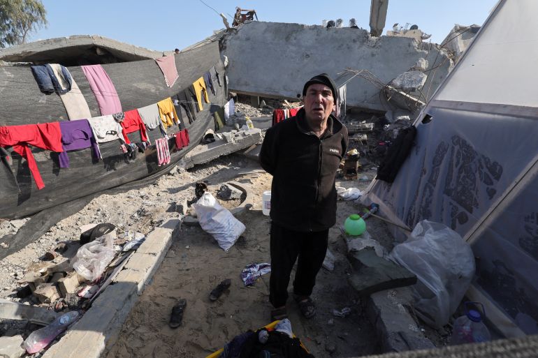 Um palestino deslocado em um acampamento para pessoas deslocadas em Gaza