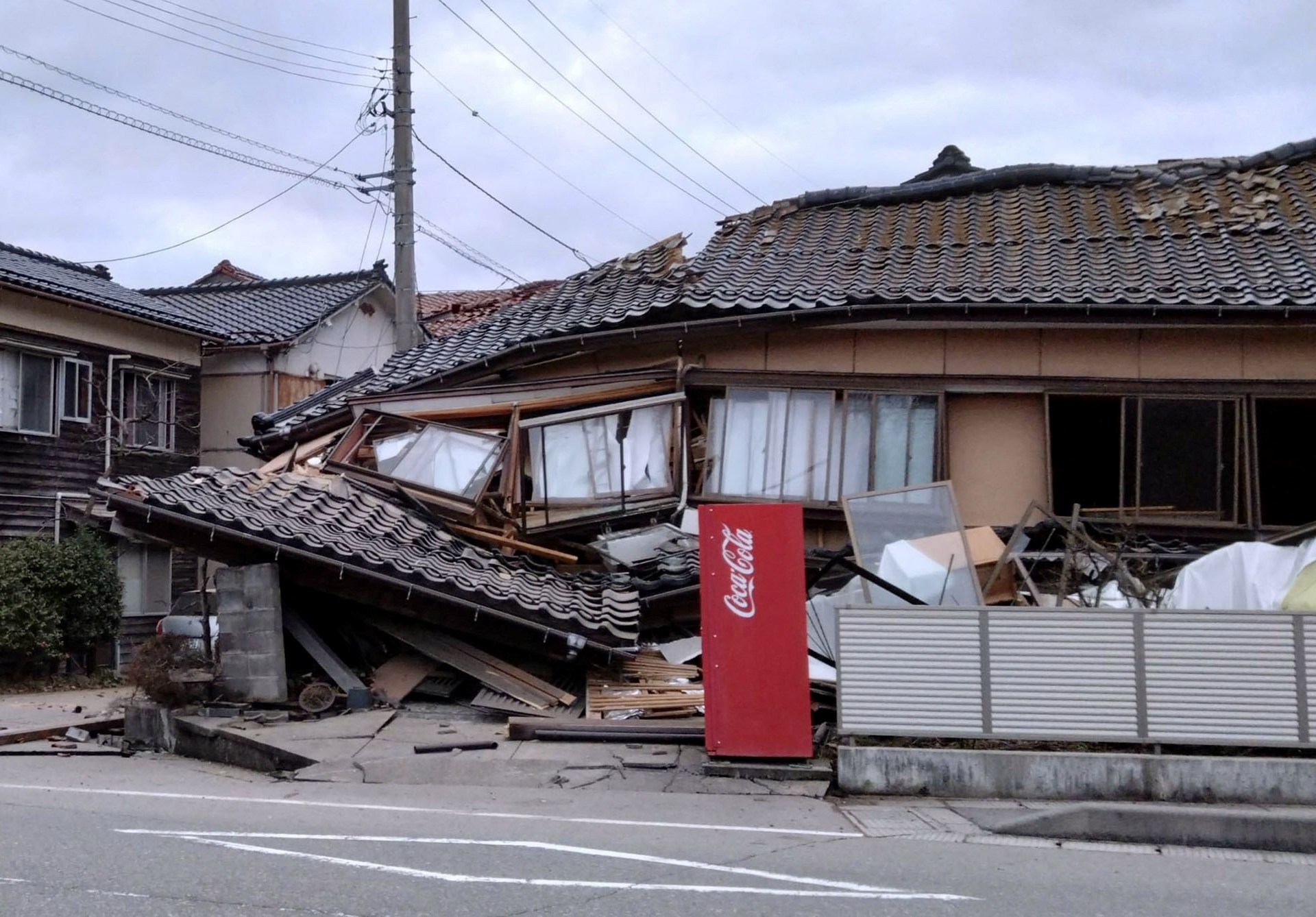 First scenes as Japan hit by tsunami waves after strong earthquakes | Earthquakes News