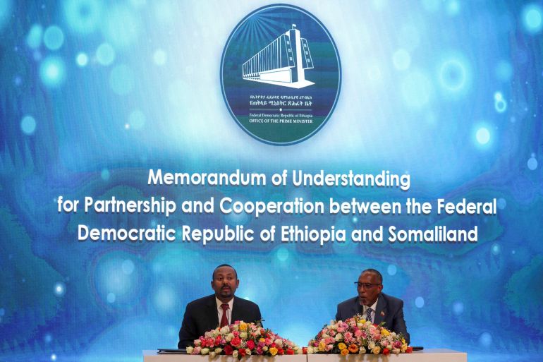 Somaliland Devlet Başkanı Muse Bihi Abdi ve Etiyopya Başbakanı Abiy Ahmed, Etiyopya'nın Somaliland limanını kullanmasına izin veren Mutabakat Zaptı anlaşmasının 1 Ocak 2024'te Addis Ababa, Etiyopya'da imzalanmasına katıldı. REUTERS/Tiksa Negeri