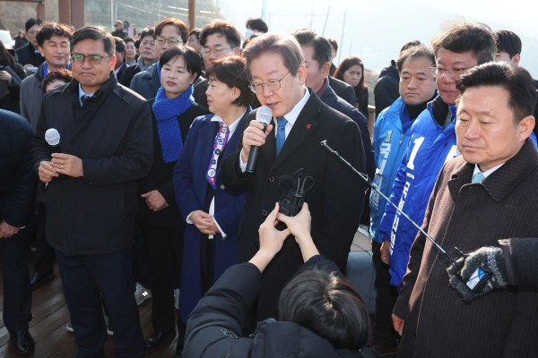 Южнокорейският опозиционен лидер Лий Дже мюн беше откаран по спешност в