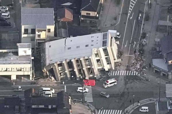 Потвърдена е смъртта на най малко осем души след мощно земетресение