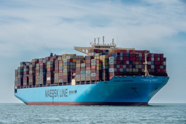 Гигантът в контейнерните превози Maersk обяви че ще отклони всички