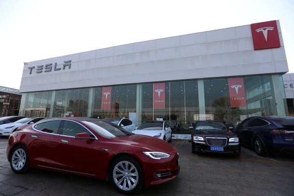 Tesla изтегля повече от 1,6 милиона електрически превозни средства Model