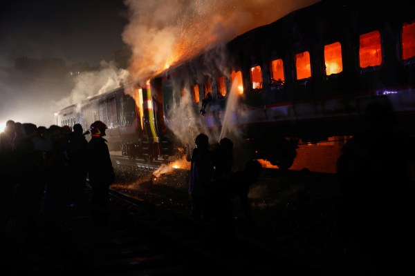 Най-малко четирима убити при пожар във влак в Бангладеш преди изборите