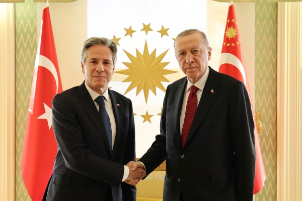 Американският дипломат Блинкен се среща с турския Ердоган, с което започва дипломатическата си обиколка в Газа