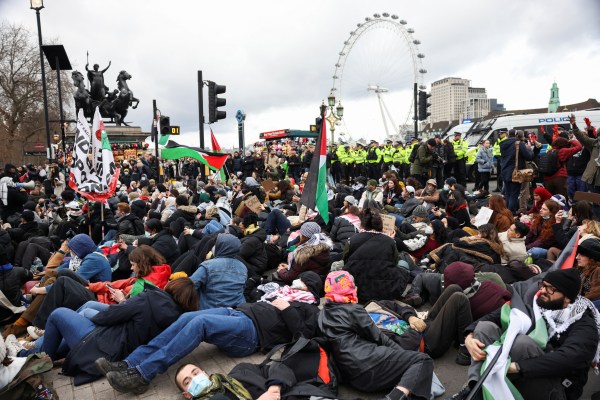Стотици пропалестински демонстранти блокираха достъпа до мост близо до британския