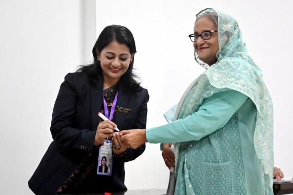 Министър председателят на Бангладеш Шейх Хасина някога се присъедини към съперниците