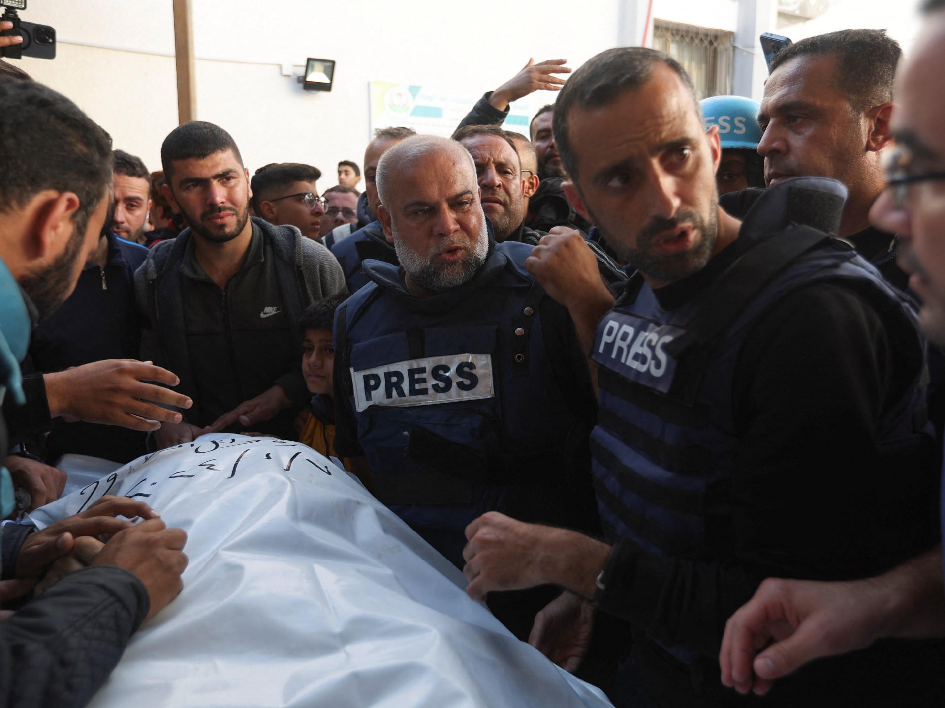 Al Jazeera’s Gaza bureau chief lands in Qatar for treatment | Israel War on Gaza