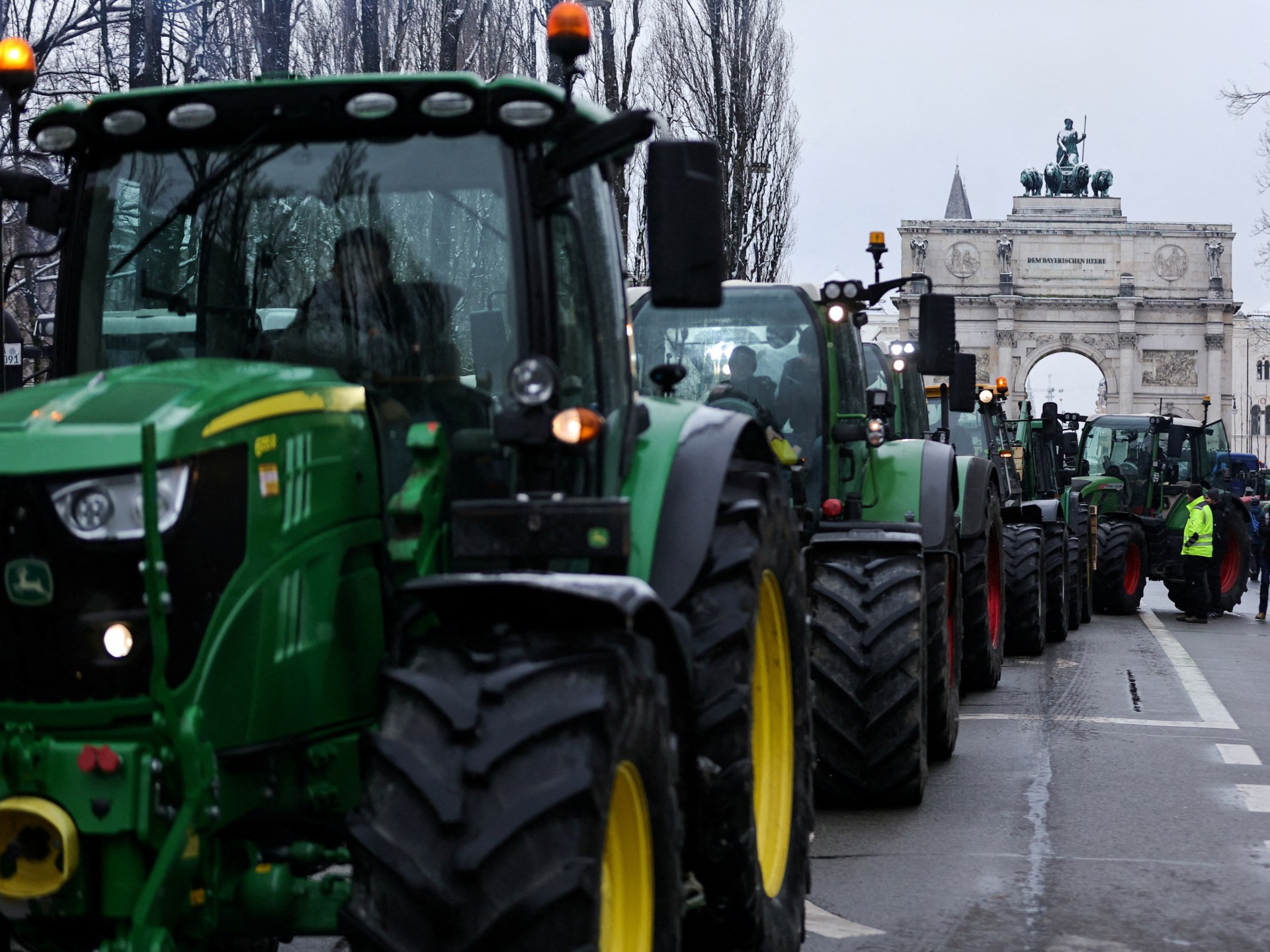Los agricultores bloquean carreteras en toda Alemania para protestar por los recortes de subsidios  Noticias empresariales y económicas.