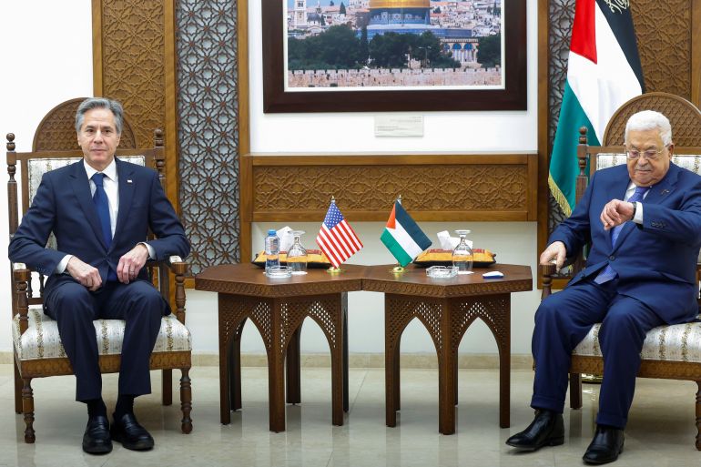 O secretário de Estado dos EUA, Antony Blinken, reúne-se com o presidente palestino, Mahmoud Abbas, durante sua viagem de uma semana com o objetivo de acalmar as tensões no Oriente Médio, em Muqata'a, em Ramallah, na Cisjordânia ocupada por Israel, em 10 de janeiro de 2024. REUTERS/ Evelyn Hockstein/Piscina