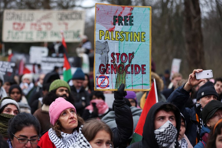 Filistin yanlısı göstericiler, Uluslararası Adalet Divanı (UAD) önünde protesto yaparken Filistin bayrakları taşıyor