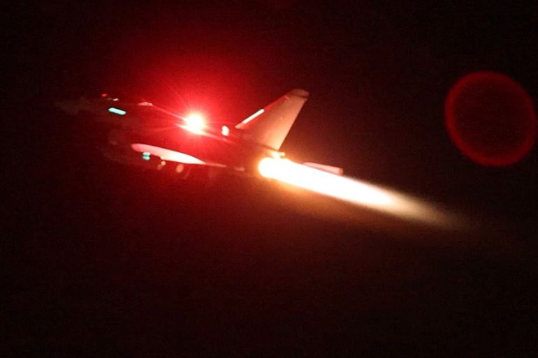 Bir RAF Typhoon uçağı, Yemen'deki askeri hedeflere hava saldırıları düzenlemek üzere RAF Akrotiri'den ABD liderliğindeki koalisyona katılmak üzere havalanıyor.
